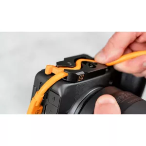 tether tools tetherguard leverlock camera plate lifestyle bottom angle 1200x678 2 1 Eshop10 - Loja Equipamentos Fotográficos